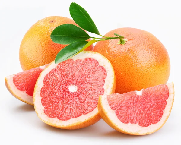 Skupina grapefruitů s listy — Stock fotografie