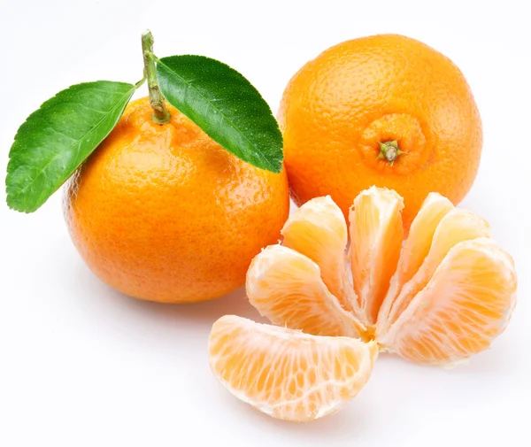Tangerine med segment på en vit bakgrund — Stockfoto