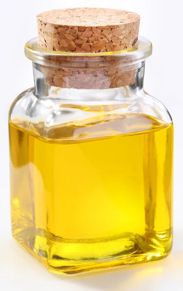 Garrafa de azeite sobre fundo branco — Fotografia de Stock