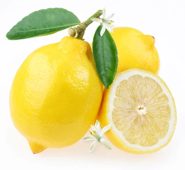 Zitrone mit Schnitt auf weißem Hintergrund — Stockfoto