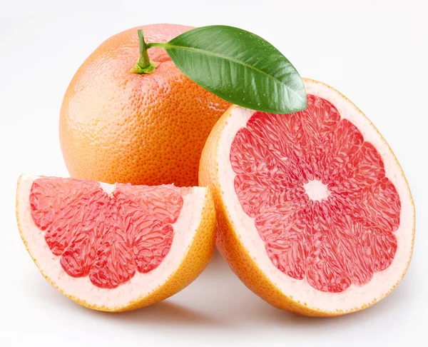 Грейпфруты и сегменты с листом на белом фоне — стоковое фото