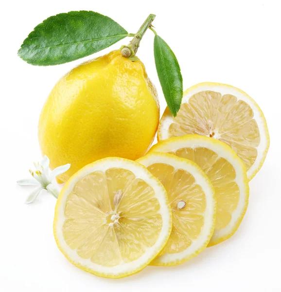 Zitrone mit Sektion. — Stockfoto