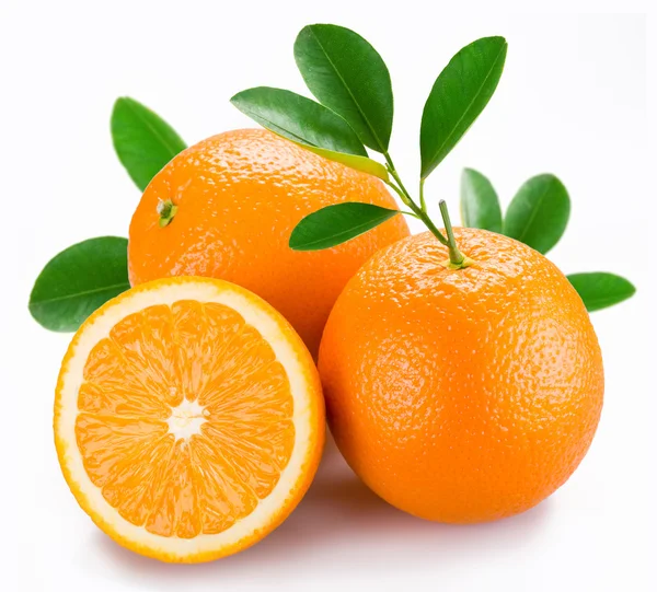 Orangen mit Blättern — Stockfoto