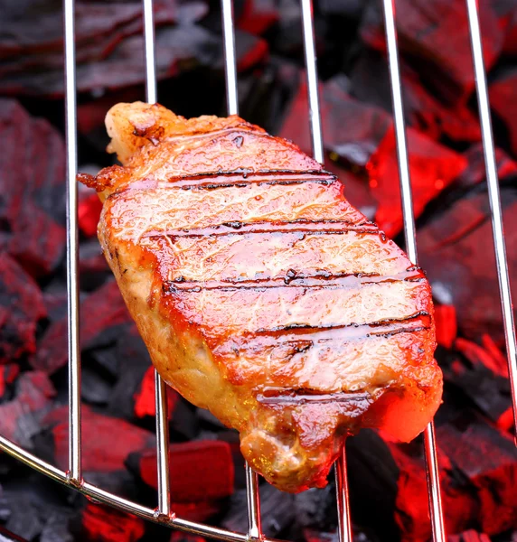 Biefstuk op een grill — Stockfoto