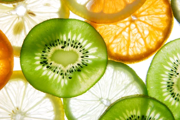 Lysa citrus skivor på en vit — Stockfoto