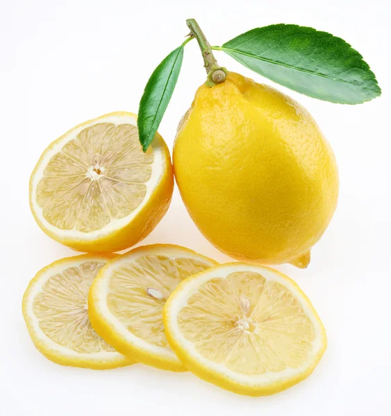 Limón con sección sobre fondo blanco — Foto de Stock