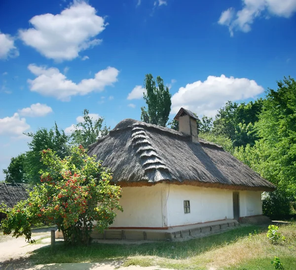 Un vecchio cottage in un paese — Foto Stock