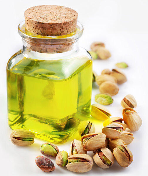 Pistachio oil with nuts