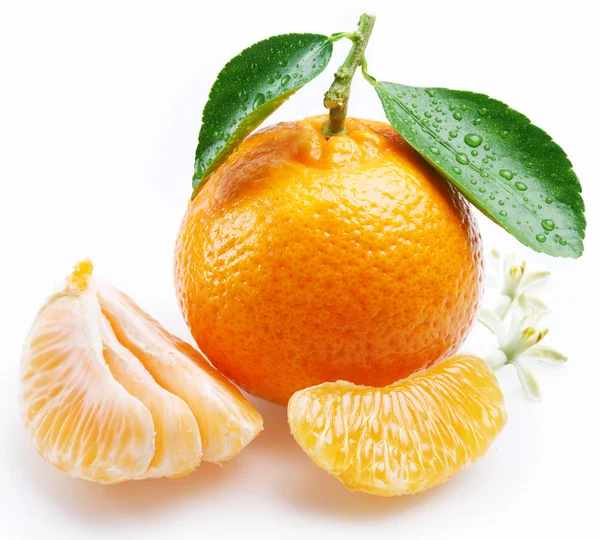 Mandarinky s segmenty na bílém pozadí — Stock fotografie