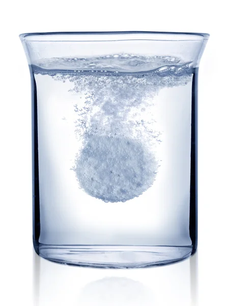 水のガラスでは発泡性錠剤です。 — ストック写真