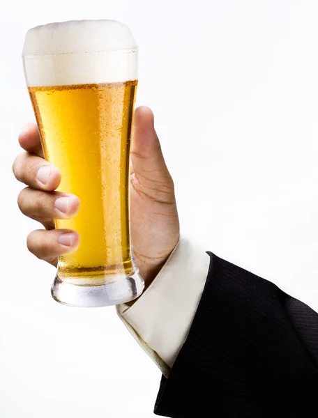 Стакан пива в руке — стоковое фото