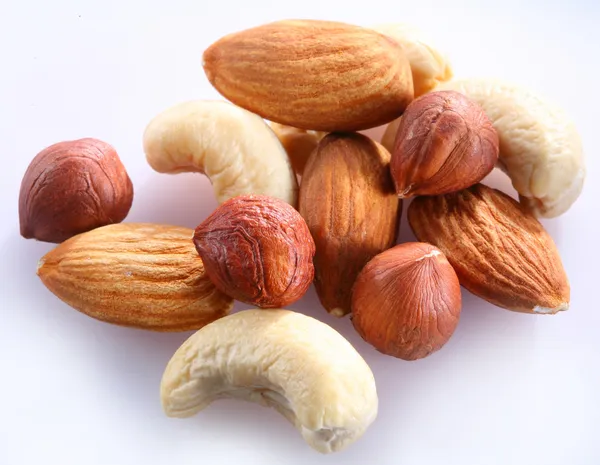 Nüsse auf einem weißen — Stockfoto