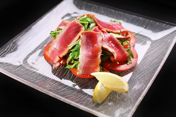 Salada com um atum — Fotografia de Stock