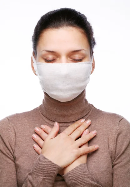 Tıbbi maske tutma genç kadın göğüs üzerinde eller — Stok fotoğraf