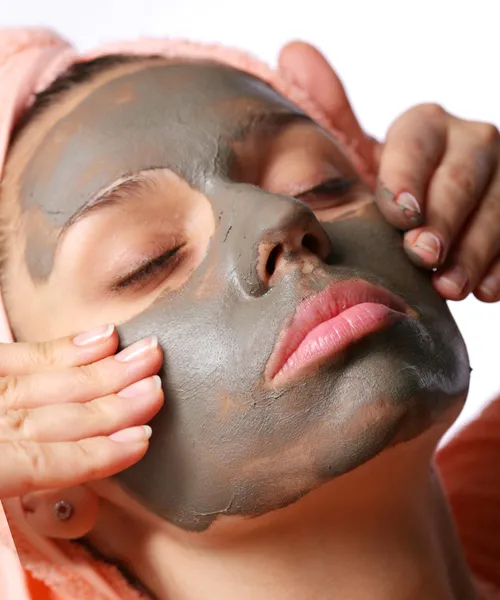Spa de beleza. Aplicação de máscara de lama cosmética. Rosto fechado de mulher jovem — Fotografia de Stock