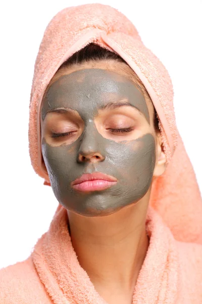 Faccia stretta di giovane donna con una maschera di fango su di esso. Isolato su uno schienale biancogr — Foto Stock