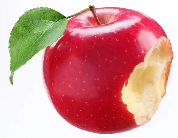 Manzana roja mordida sobre un fondo blanco — Foto de Stock