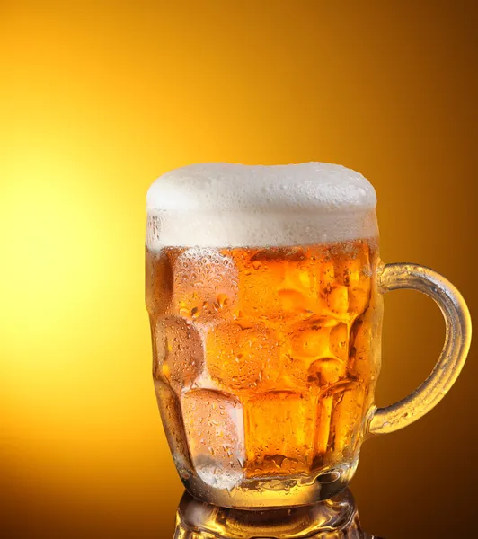 Bicchiere di birra su sfondo giallo — Foto Stock