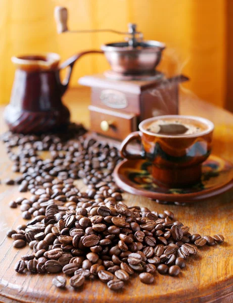 Bodegón con granos de café y accesorios —  Fotos de Stock