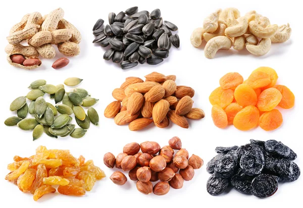 Grupos de vários tipos de frutas secas no fundo branco — Fotografia de Stock