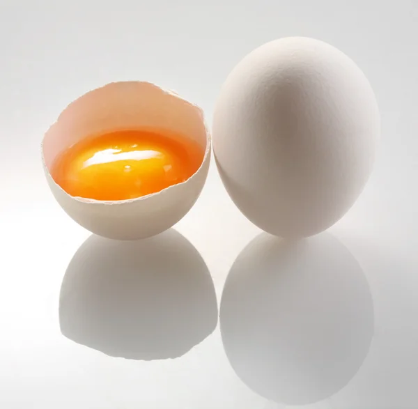 Белое яйцо с половиной яйца — стоковое фото