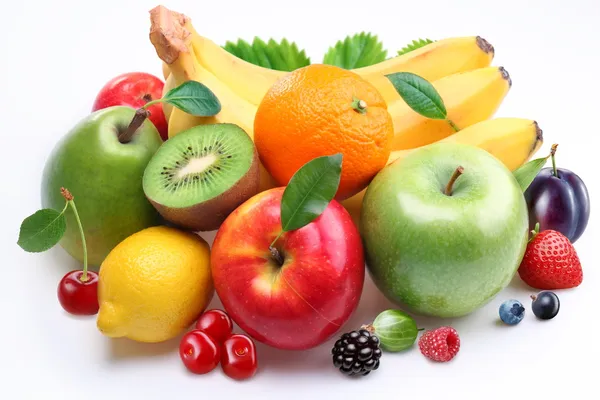 Un puñado de frutas y bayas sobre un fondo blanco — Foto de Stock