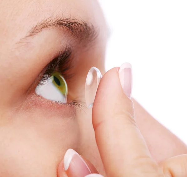 Olho humano com lente corretiva em um branco — Fotografia de Stock