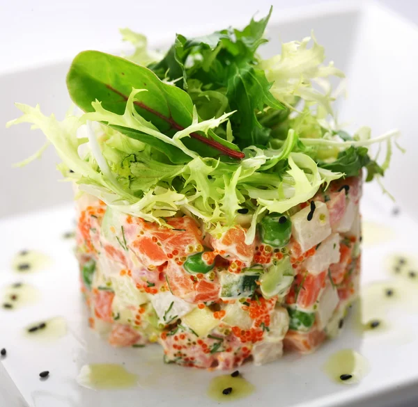 Салат з лососем, ікрою та руколою на білому тлі — стокове фото