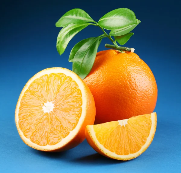 Naranja maduro sobre fondo azul — Foto de Stock