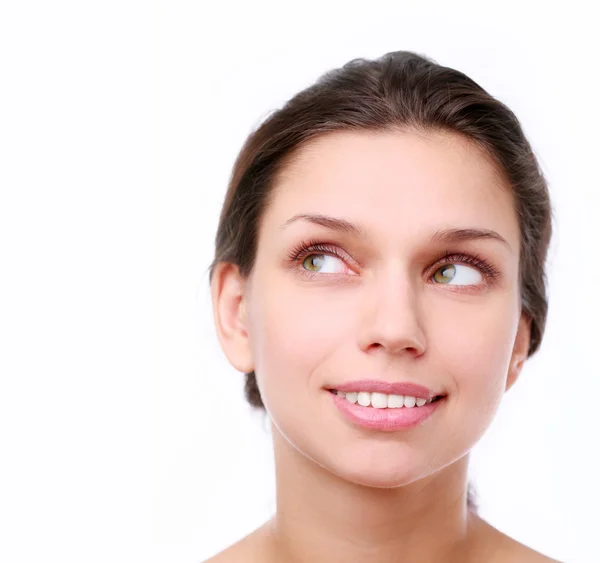 Lächelnde junge Frau, die mit schelmischem Augenzwinkern in den Kegel blickt — Stockfoto