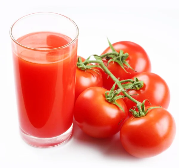 Glas tomatensap en rijpe tomaten geïsoleerd op wit — Stockfoto