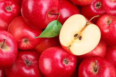 Kırmızı elma yaprak ile