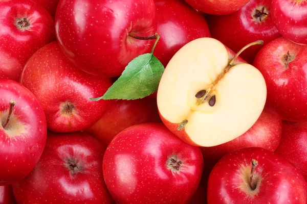 Κόκκινα μήλα με φύλλο — Φωτογραφία Αρχείου