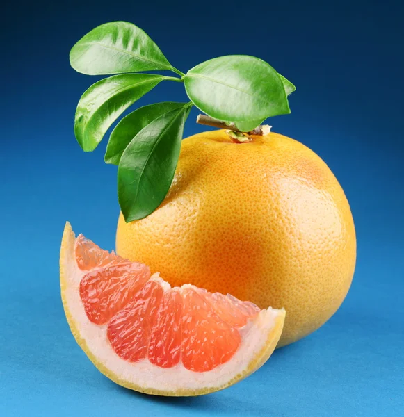 Ripe grapefruit with section. — Stock Photo, Image