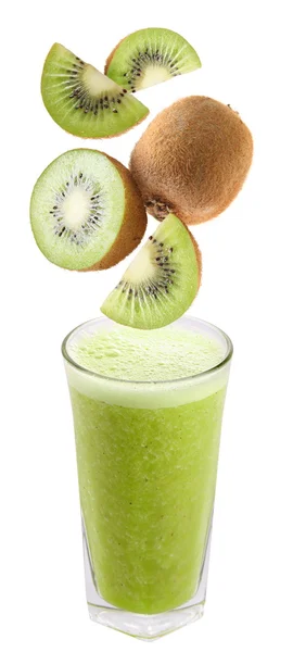 Slices of kiwi falling into a glass of fresh juice — Stock Photo, Image
