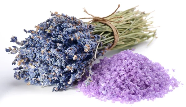Handvol zeezout op smaak gebracht met gedroogde lavendel bloemen. — Stockfoto