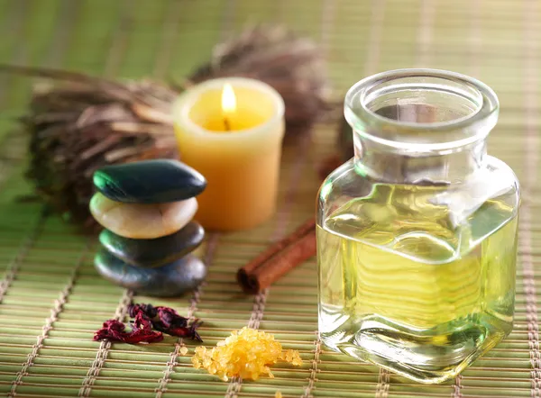 Bodegón con aceite de masaje en el salón de spa —  Fotos de Stock