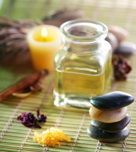 Bodegón con aceite de masaje en el salón de spa — Foto de Stock