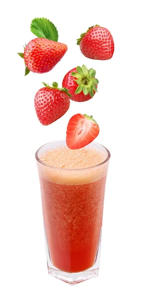 Strawberry falla i ett glas färsk juice — Stockfoto