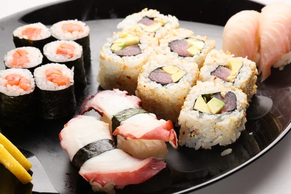 Conjunto de sushi japonês em uma chapa — Fotografia de Stock
