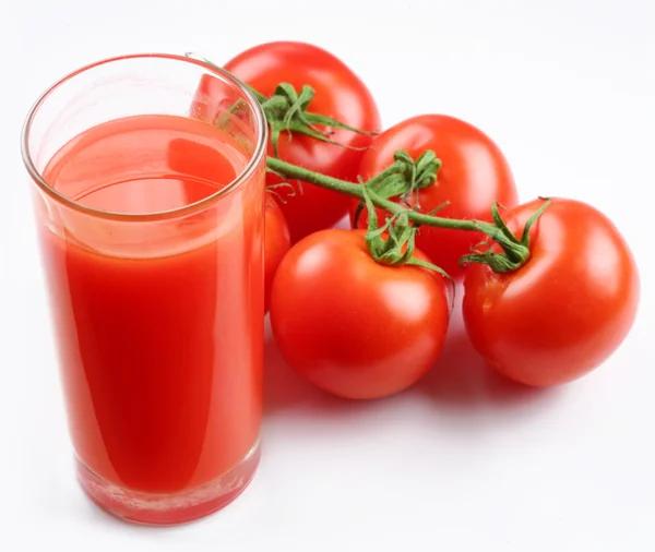 Bardak domates suyu ve olgun domates. — Stok fotoğraf