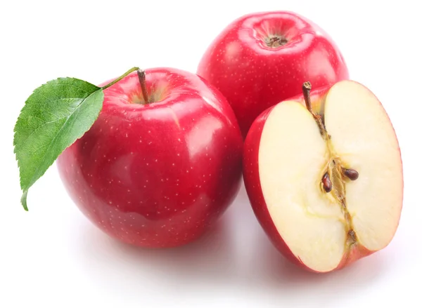 Yaprak beyaz zemin üzerine kırmızı elma — Stok fotoğraf