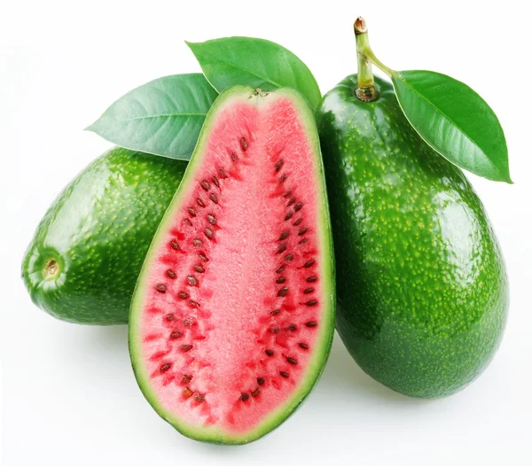 Fruchtfleisch der Wassermelone auf der geschnittenen Avocado. — Stockfoto