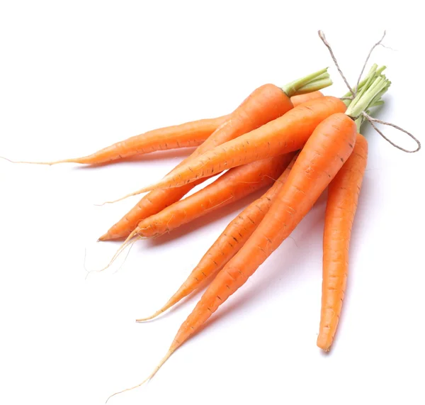 Zanahorias frescas maduras sobre un fondo blanco . — Foto de Stock
