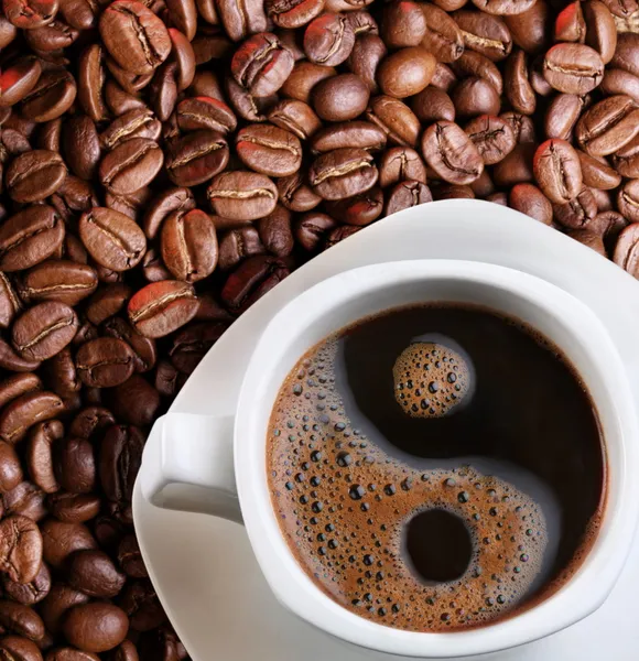 Пена в чашке кофе как символ Инь Янь — стоковое фото