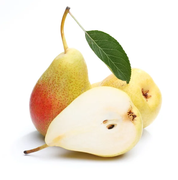 两个成熟的梨和半的部分. — 图库照片