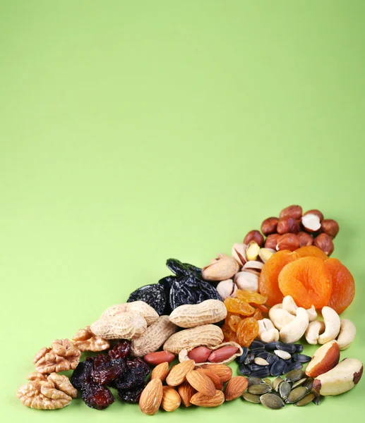 Grupos de vários tipos de frutas secas no fundo branco — Fotografia de Stock