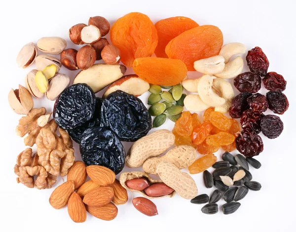 Skupiny různého sušeného ovoce na bílém pozadí — Stock fotografie