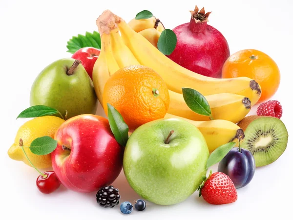 Eine Handvoll Früchte und Beeren auf weißem Hintergrund — Stockfoto