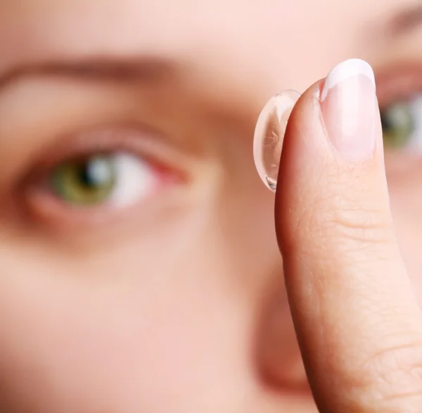 Людське око з коригувальною лінзою на білому — стокове фото